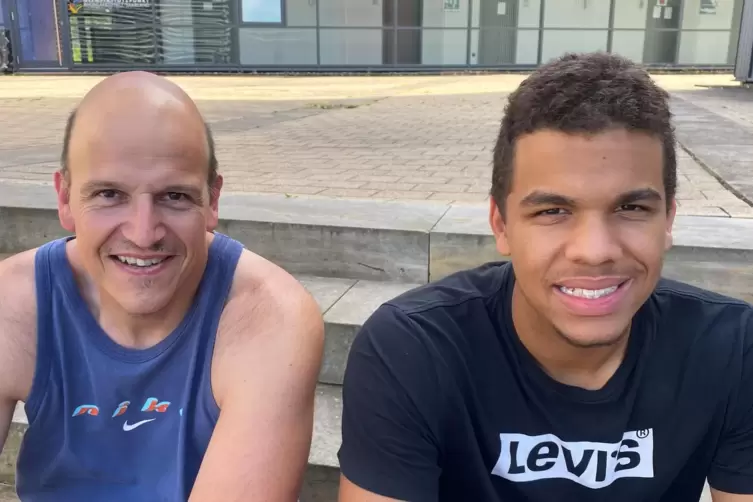 Ein starkes Duo: Schwimmtrainer Thomas Schappe (links) und sein Sch&uuml;tzling Michael Raje von den Wassersportfreunden Zweibr&uuml;cken.