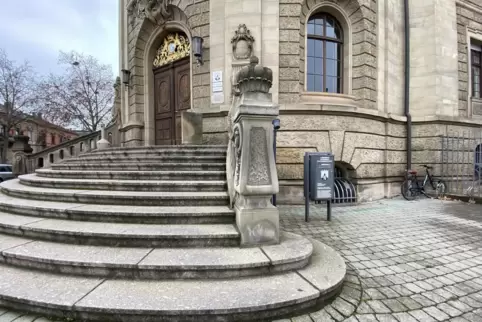 Der Prozess gegen den 19-Jährigen vor dem Landgricht Landau wird am Mittwoch fortgesetzt.