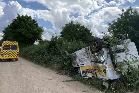 Das Fahrzeug des 22-jährigen Fahrers liegt neben der Bahnstrecke. 