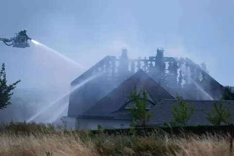Verursacht wurde das Feuer wohl durch einen Blitzeinschlag. 