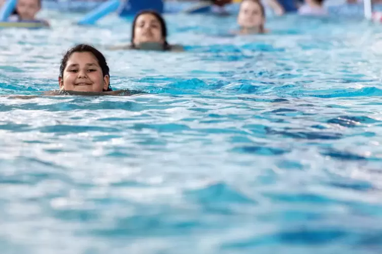 So sollte es sein: Kinder, die sicher schwimmen können. 