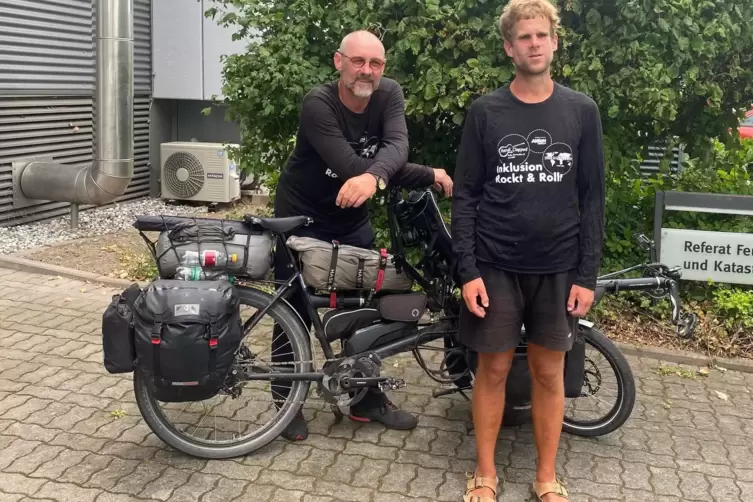 Machten auf dem Weg nach Mainz in Kaiserslautern kurz Station: die beiden Inklusionsradler Sven Marx und Sebastian Fietz (rechts