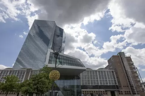 Wenn Banken Geld bei der Europäischen Zentralbank (Foto) parkten, mussten sie bisher Negativzinsen zahlen. Das ist nun vorbei. 