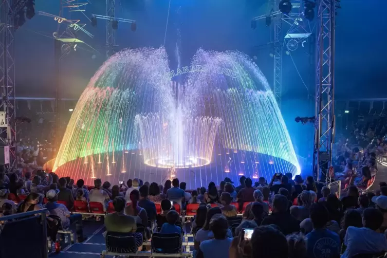 Das große Wasserspektakel im Zirkus Knie. Das Publikum ist restlos begeisert. 