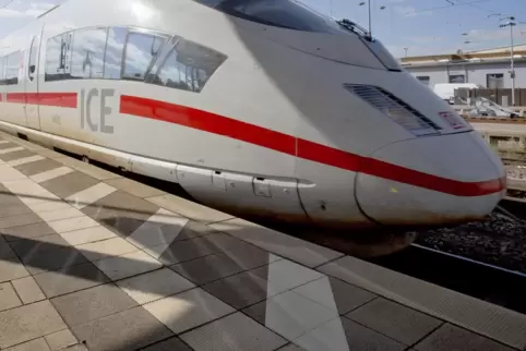 Der junge Mann war im ICE von Frankfurt nach Paris ohne Fahrschein unterwegs. 