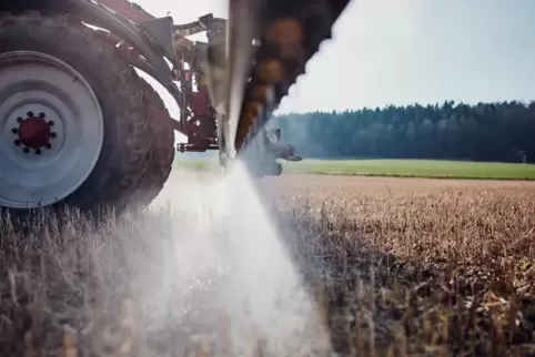 Pestizid-CocktailEin Traktor bringt bei Göttingen (Niedersachsen) das wegen des Krebsrisikos umstrittene Pflanzengift Glyphosat
