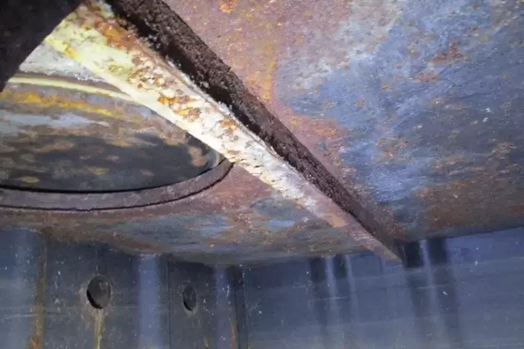 Rost hat den im Keller der Zuckerfabrik platzierten Stahltank angegriffen.