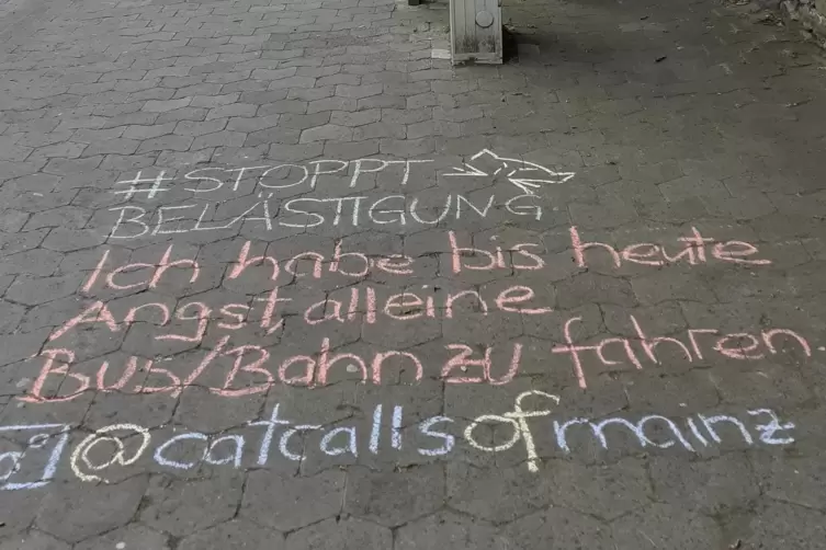 Die Mitglieder der Gruppe &bdquo;Catcallsofmainz&ldquo; dokumentieren ihre Aktionen auch im Internet. 