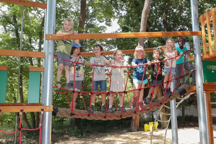 Die Kinder haben den runderneuerten Spielplatz am Vogelpark schnell in Beschlag genommen. 