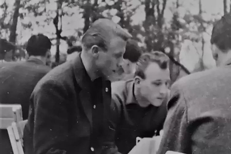 Hans-Joachim Schatz fotografierte die Br&uuml;der Dieter (links) und Uwe Seeler, als sie vor einem Spiel in Edenkoben einquartiert wa