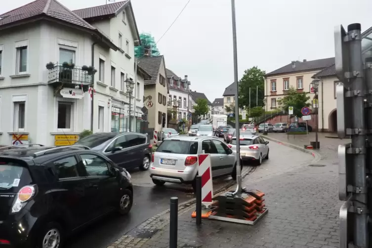 Bei einem Umbau der Felsnase auf der B10 vor Hauenstein und den damit verbundenen Umleitungen befürchten die Kommunalpolitiker c