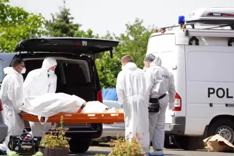 Ermittler der Polizei arbeiten am Tatort