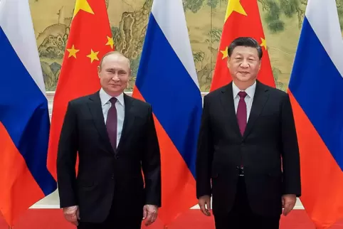 Seite an SeiteAm 4. Februar besuchte der russische Präsident Wladimir Putin in Peking den chinesischen Staatschef Xi Jinping. Ge