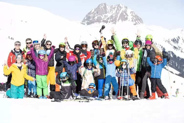 Teilnehmer einer Skifreizeit an der Wildkogel-Arena beim Großvenediger aus dem Jahre 2019. 