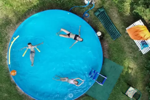 Während der Coronapandemie haben sich viele Menschen einen eigenen Pool in den Garten gestellt. Die großen Mengen Wasser, die zu