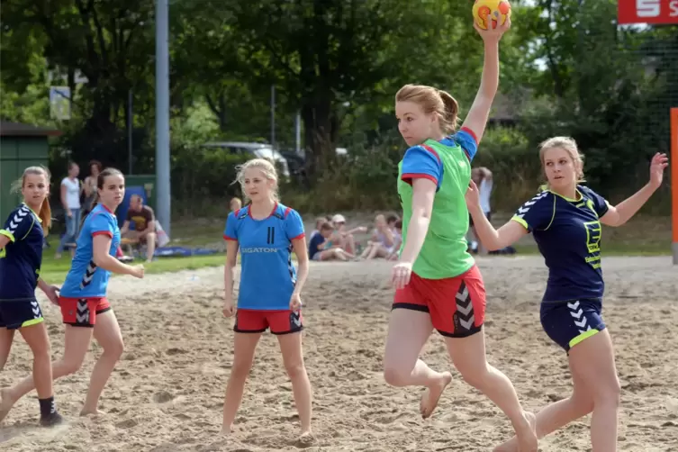 Immer wieder beliebt: Beachhandball in Schwegenheim.