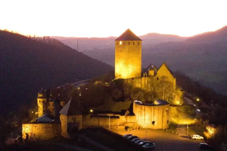Die beleuchtete Burg ist im Dunkeln weithin sichtbar.