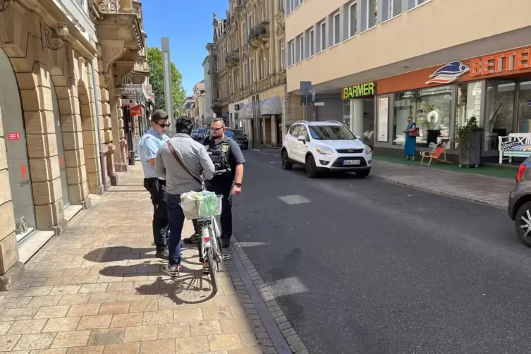 Bei Fahrradkontrollen wird auch auf die Verkehrsregeln hingewiesen.