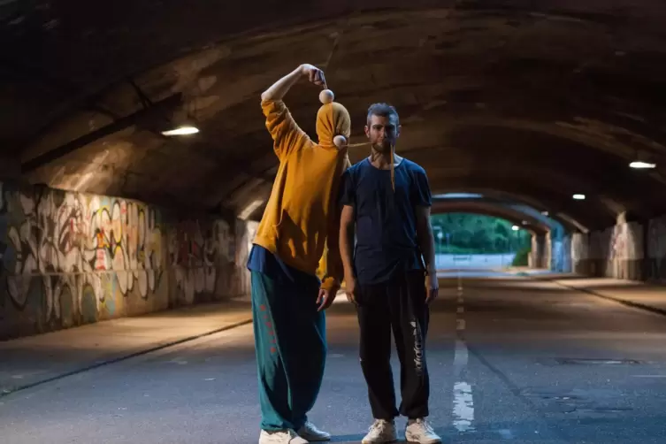 Verknüpfen Jonglage mit Tanz, Theater und klassisch inspirierter Musik: Das Duo Hippana Maleta ist hier in einem Tunnel zu sehen