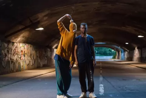 Verknüpfen Jonglage mit Tanz, Theater und klassisch inspirierter Musik: Das Duo Hippana Maleta ist hier in einem Tunnel zu sehen