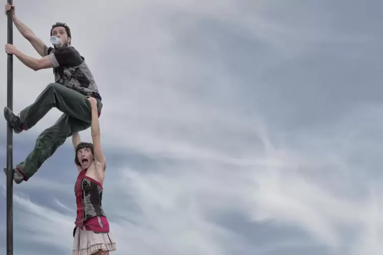 Zieht es bis sechs Meter in die H&ouml;he: Das Duo ManoAmano bringt seine Zuschauer zum Staunen und Lachen.