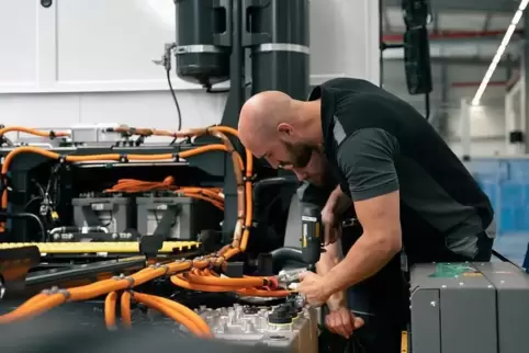 Auf die knallorangenen Kabel kommt es an: Im Future Truck Center wird mit Starkstrom gearbeitet. 