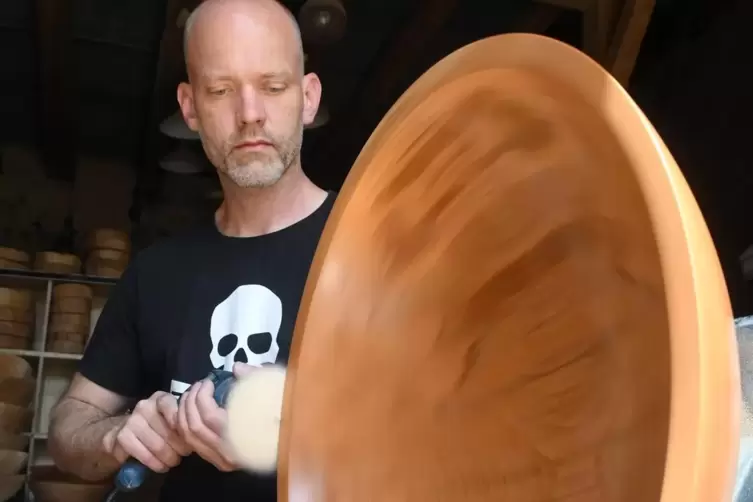 Dirk Bastian zeigt, was man aus Donnersberger Holz machen kann. 