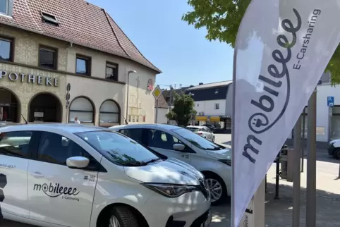 Die ersten Leihautos von mobileeee parken in Oppau. Bis Ende des Jahres sollen 50 E-Autos in der ganzen Stadt verfügbar sein. 