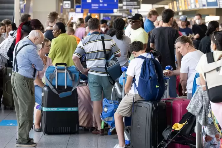 Ferienbeginn in Hessen - Andrang am Flughafen