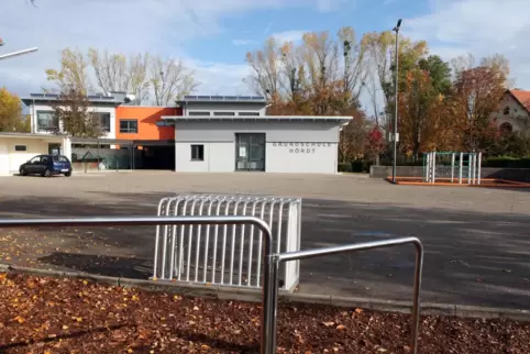 Der Schulhof ist auch Parkplatz für Veranstaltungen in der Mehrzweckhalle und Kirche.