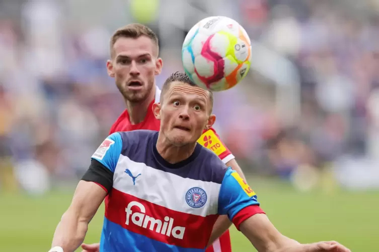 Boris Tomiak beschattet Kiel Doppeltorsch&uuml;tzen Fabian Reese. 