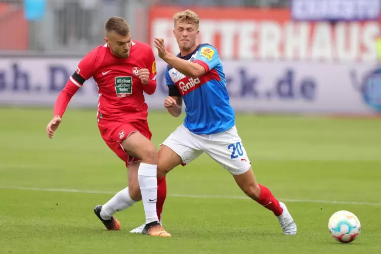In der ersten H&auml;lfte stark, sp&auml;ter ungl&uuml;cklich agierend: Julian Niehues (links), hier im Duell mit Fiete Arp.