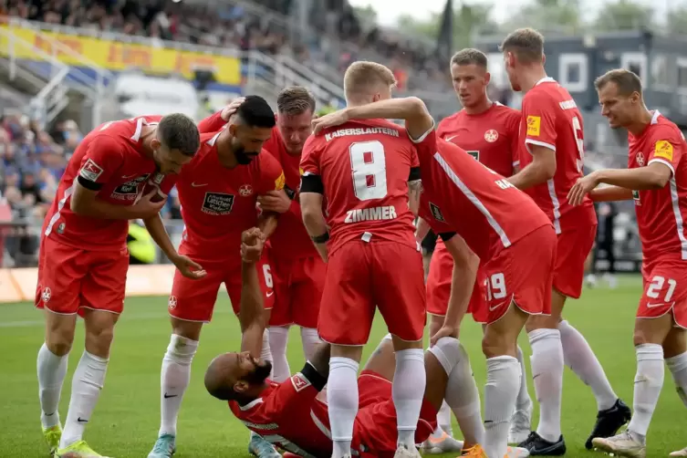 Der umjubelte Torsch&uuml;tze: Terrence Boyd (am Boden) hat soeben das 2:2 erzielt. 