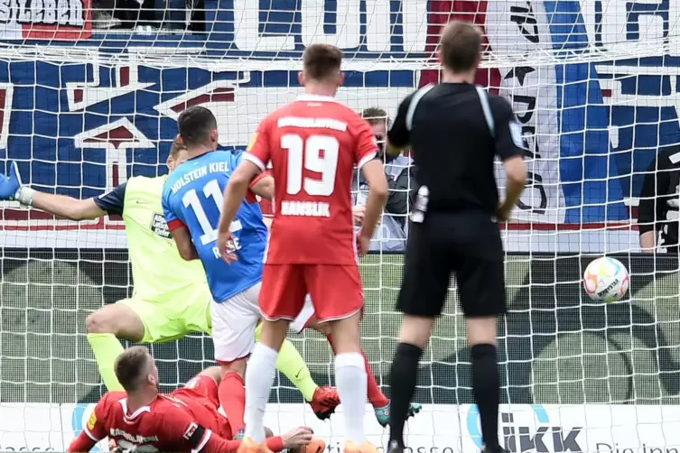 Ausgleich: Fabian Reese (Mitte) trifft zum 1:1 f&uuml;r Holstein Kiel.