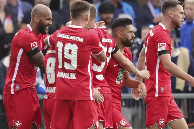 Zufrieden mit dem Start bei vier Punkten aus zwei Spielen: Das FCK-Team freut sich in Kiel. Zufrieden mit dem Start bei vier Punkten aus zwei Spielen: Das FCK-Team freut sich in Kiel.