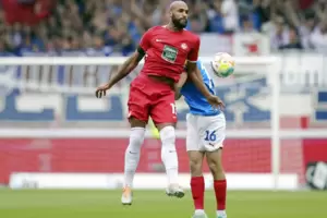 Luftsprung: FCK-Stürmer Terrence Boyd. Luftsprung: FCK-Stürmer Terrence Boyd.