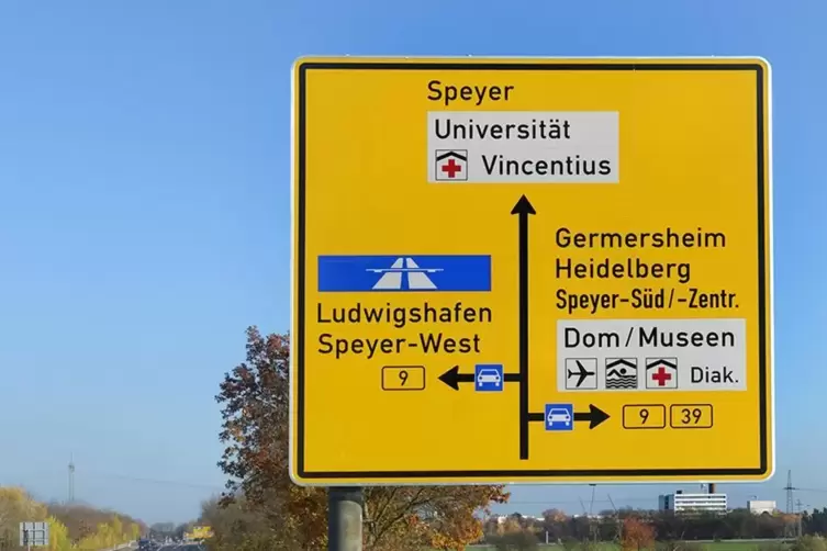 Schild an der B39: Hier ist der Weg zum Dom ausgeschildert. 