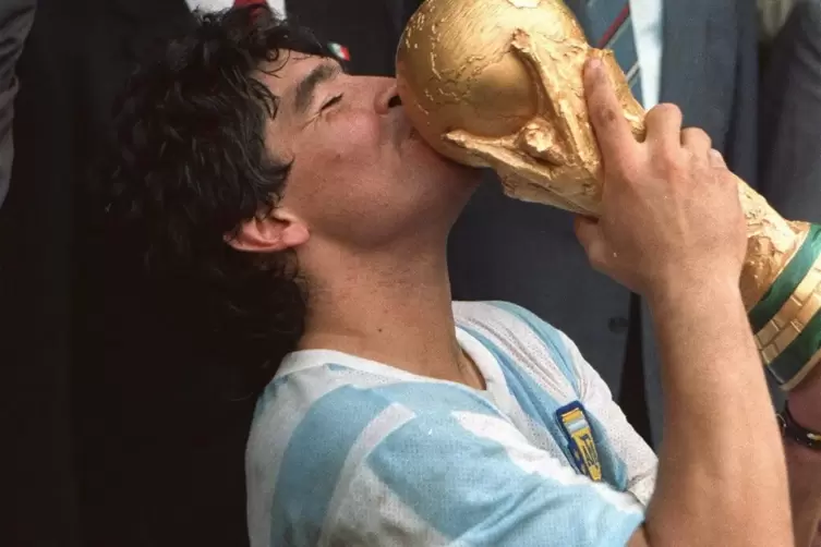 Diego Maradona 1986 mit dem WM-Pokal. 