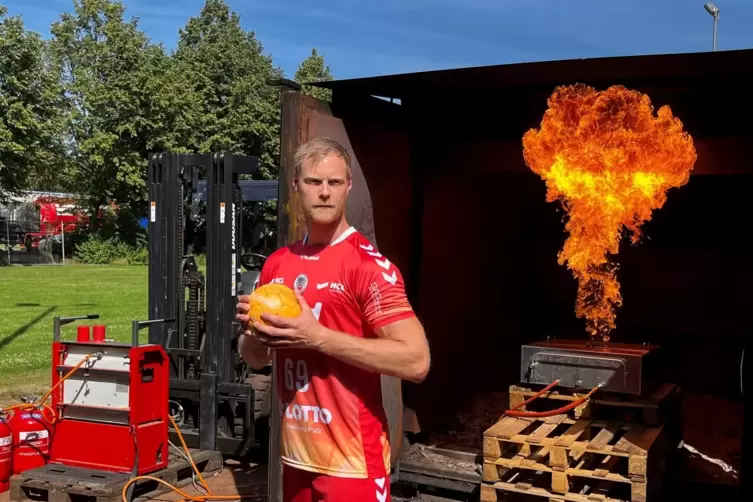 Die Fotoaufnahme von Christian Klimek vor dem verru&szlig;ten Container und dem Flammenwerfer.