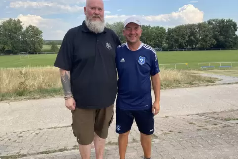 Haben für ihre Vereine „gebüffelt“: Christian Geißler (links) und Steffen Schmidt auf dem Sportplatz der TuRa Otterstadt. Daran 