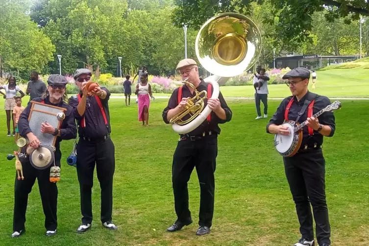 Die &bdquo;Heroes&ldquo;: Auch musikalisch wurde im Park unterhalten. 