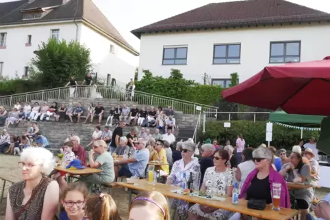 Das „Duo Doubl“, Kathrin und Manuel Lothschütz, sorgte mit modernen Stücken für eine tolle Atmosphäre für die Zuhörer.