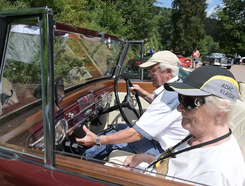 Richard und Hedwig Hußenether aus Bayern mit ihrem 1938er Packard Six Convertible Coupé.