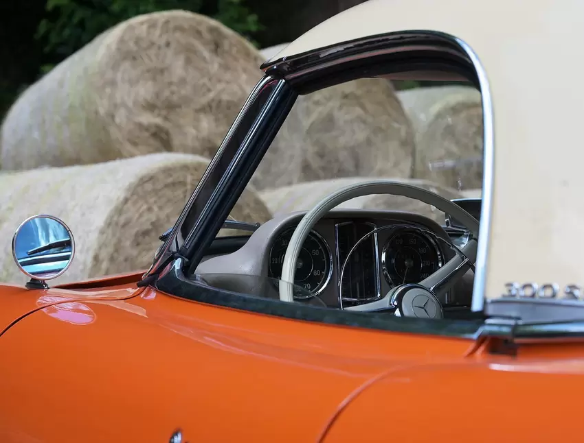 Mercedes 300 SL vor Heuballen.