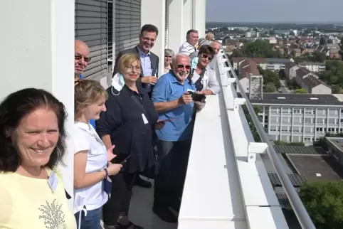 Genießen den Ausblick: die Teilnehmenden der RHEINPFALZ-Tour bei der Rentenversciherung in Speyer. 