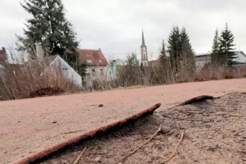 Sanierungsbedürftig: die Tartanbahn der Sportanlage.
