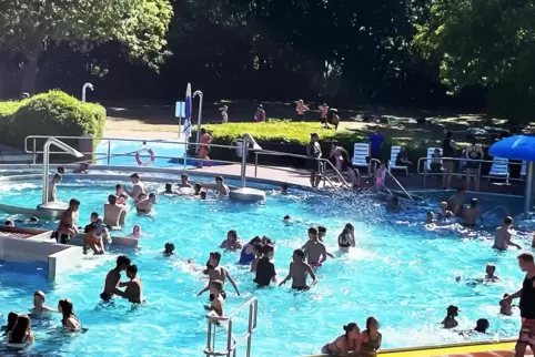 Die Menschen zieht es derzeit ins Freibad. Umso höher der Frust, wenn es geschlossen hat.