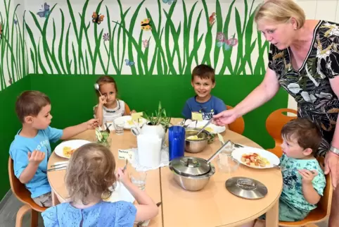 Kitaleiterin Charlotte Oswald mit den Kindern beim Mittagessen, was laut dem neuen Kita-Zukunftsgesetz vorgeschrieben ist. Das G