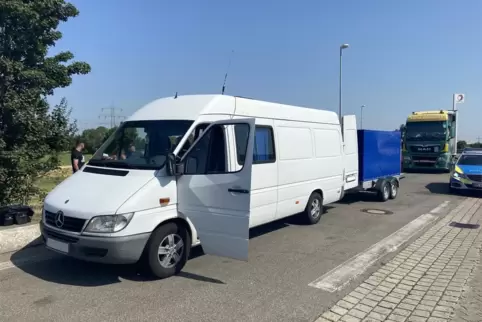 Sieben Personen und jede Menge Gepäck fanden die Beamten bei der Kontrolle bei Dannstadt. 
