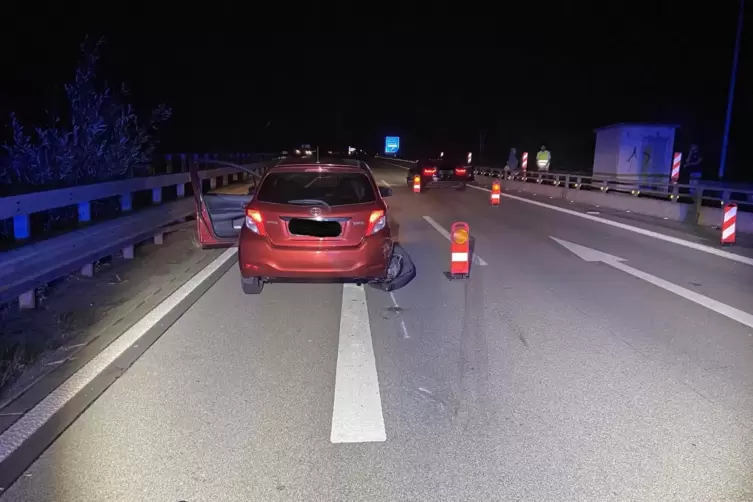 Der Fahrer hatte die verrückte Idee, sein Auto mitten auf der Autobahn abzustellen, um zu schlafen. 